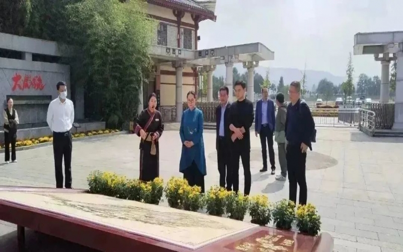 全國人大代表、中國民間商會副會長、全聯(lián)女企業(yè)家商會會長、天津榮程祥泰集團董事會主席張榮華到靈寶市考察傳統(tǒng)文化保護傳承