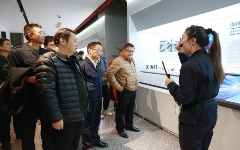 天津大學宣懷學院院長、九安醫(yī)療董事長劉毅一行到榮程集團參觀調研