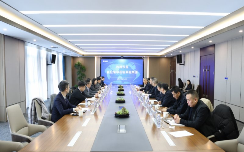 信德集團(tuán)業(yè)務(wù)發(fā)展部總監(jiān)袁偉強(qiáng)、榮華控股企業(yè)集團(tuán)執(zhí)行總裁郝曉嬋一行到榮程集團(tuán)參觀座談